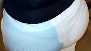 Acoso in ponujam denar zreli venezuelanski milf z debelo ritjo v rdečem tangicah za seks del 1