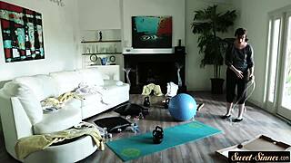 यो, देखो यह classy 18+ टीना beauty sucking और hard fucking कर रही है wild roleplay में, doggystyle के लिए bent over! 😜