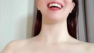 Doar mă relaxez cu o zeiță care mă ghidează să ejaculez în gura ei.