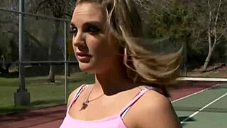 Brianna miluje těsnou kundu nataženou velkým černým koktem