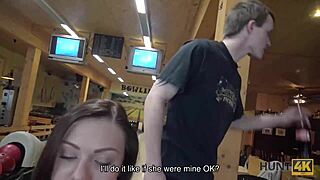 Whoa! Străin oferă BANI MULȚI pentru SEX FIERBINTE în BAR!