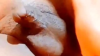 Esse Casal Jovem de 18+ Enlouquece com Sessões Anais Múltiplas e Brincadeiras Solo na Cama