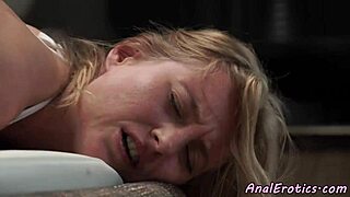 فتاة صغيرة الثدي 18+ تُزب شرجياً من عشيقها، تركب كوغيرل في إعداد أوروبي أنيق