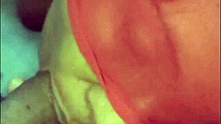 Ensimmäinen kerta anaali sisäänlasku latinalaisen kanssa, kumartuneena vessassa ratsastaen jättikyrpää kunnes tippuu