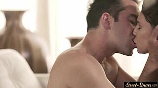 Vitrega își freacă pizda în timp ce călărește pula, atât de fierbinte! 😈