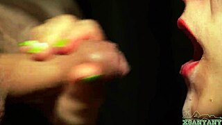 Apenas um close-up de xsanyany dando um boquete sensual leitoso. Cabelo rosa e gozo delicioso na boca em 4k asmr.