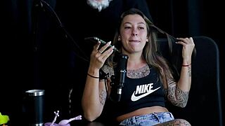 Safada striber sensuelt viser patter efter snak om jomfrudom og trans