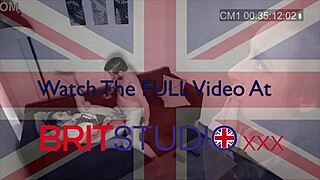 Ei, quer ver essa estudante de uniforme levando pau duro e encharcada de porra?