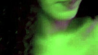 Brună creț cu părul ondulat seduce clienta busty excitată în masaj lesbian ud