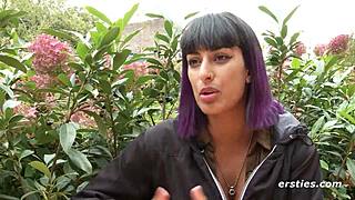 Hé, kijk naar deze Ersties babe die flitst en speelt in een openbaar toilet!