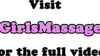 Μασέρ τρίβει την γκλαμ πελάτισσά της σε κοντινή λήψη