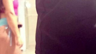 Jeg ringte elektrikeren for å fikse kjøkkenlyset. Han fikk betalt med vill sex i stedet!