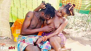 और चौड़ा फैलाओ, मैं तुम्हारी ज्यूसी टाइट चूत को क्लोज अप देखना चाहता हूँ