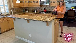 La matrigna con occhiali motiva con sesso caldo in doggystyle