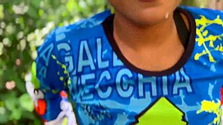 Uskyldig colombiansk husmor byttet for høns i utendørs nærbilde scene