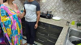 OMG, sem tako živčna, prvič dobim trdo tolčeno od svojega deverja v kuhinji, indijski desi bhabhi stil!