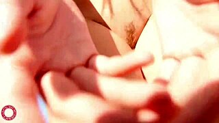 Loira nua sensual Samantha Rone caminhando nas colinas