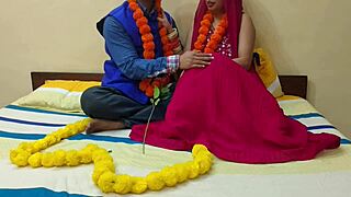 Gadis Desi Baru Kahwin Tunggang Suami Ketagih Keras pada Malam Pertama. Beauty Hitam Goda dengan Blowjob Cepat Sebelum Sesi Cowgirl Kotor.