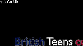 Drska studentskinja u čarapama masturbira na divljoj žurci. Njene velike prirodne sise kradu šou!