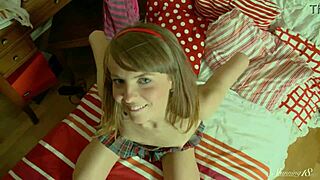 Hei, liten 18+ student Erika T stripper uniformen for moro!