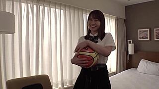 Vau! Osupljiva japonska lepotica dobi creampie, podpira družino, del 1!