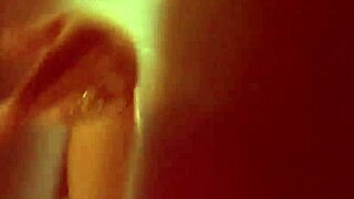 Milf indienne Bollywood se déshabille nue en danse érotique