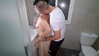 ¿Por qué la madrastra folla al hijastro en el baño hasta llenarla de semen?