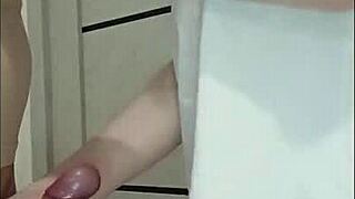 계모 친구, 와일드 하우스 파티에서 나한테 자위 시켜줘