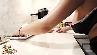 Υπηρέτρια λυγισμένη για το μεγαλύτερο φιλοδώρημα που έλαβε ποτέ!