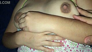 Våt tjej tar liten kuk för intensiv creampie