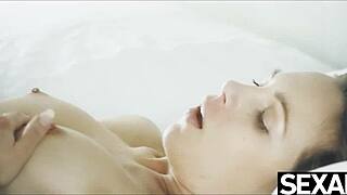 Tengok cantik brunette ini hisap dan tunggang sampai orgasme liar