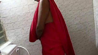 Тантрик Мата пръсти в тоалетната преди завареният син да пробие мокрото й коте за бързо задоволство