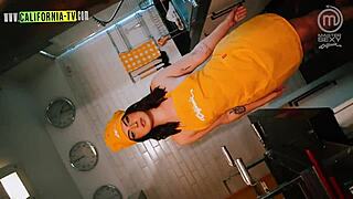 clara wellen caught naked opening door for delivery! 😂