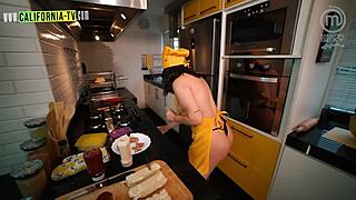 clara wellen caught naked opening door for delivery! 😂