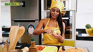 clara wellen caught naked opening door for delivery! 😂