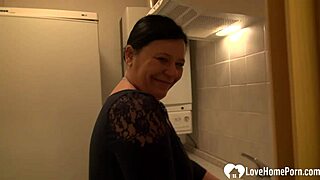 Cute Mature Woman GOT NAKED and MASTURBATED with Intense Desire on Camera