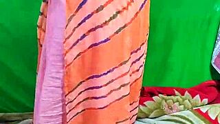 Indian bhabhi caught changing saree in sneaky video! 😜