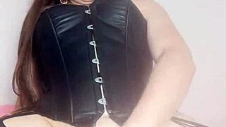 Mi madrastra es mi puta le dejo dinero y se masturba el culo y la concha gritando mi nombre una delicia en mexicana en usa 1