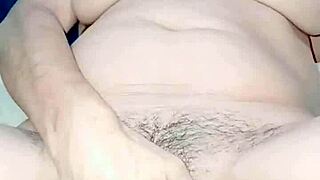 Me orin� hasta quedar bien mojada, una calentura que no lo soport�, she moans in intense squirting session.