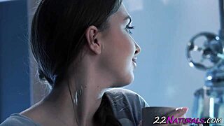 BEAUTY JERKS HUGE DICK FOR CUMSHOT