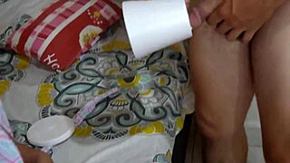 Hijastro pervertido y cachondo recibe ayuda de su madrastra para bajarse la calentura