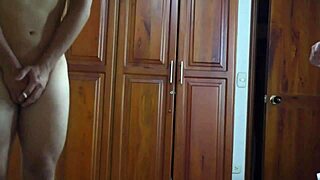 Hijastro pervertido y cachondo recibe ayuda de su madrastra para bajarse la calentura