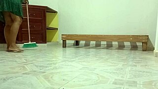 Vecina Gordita Hace Limpieza En Su Nuevo Departamento