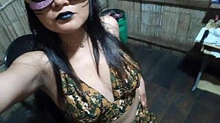 la madrastra tetona y su nueva lenceria de militar ella mueve sus caderas y se calienta mientras fantasea con tener sexo