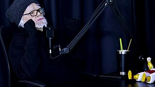 Flor de Damiana's naughty interview with grandma Moai.