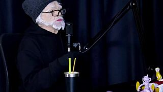 Flor de Damiana's naughty interview with grandma Moai.