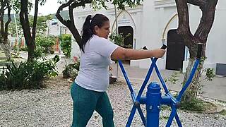 latina gordita termina teniendo sexo duro con su vecino porque su marido está trabajando 😏