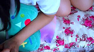 video casero estudiante estaba solita en su cuarto cuando de repente mi p me viene a visitar a mi cuarto cuando estoy solita viendo la tele colegiala mexicana en hd