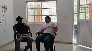 latina gordita termina teniendo sexo duro con su vecino porque su marido está trabajando 😏