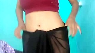 ladki ungli kar rahi thi mimmy aa gyi